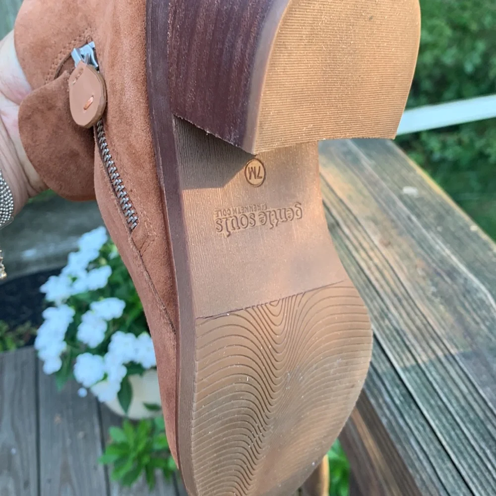 Gentle souls by Kenneth Cole women’s brown suede leather best zip booties. - Picture 5 of 7